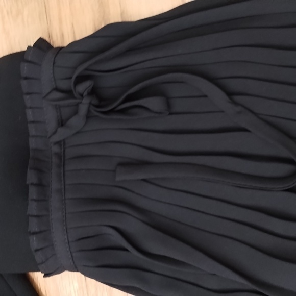 Tahari black long sleeve dress Sz 8 Beautiful design, long expose zipper in back - Picture 13 of 15